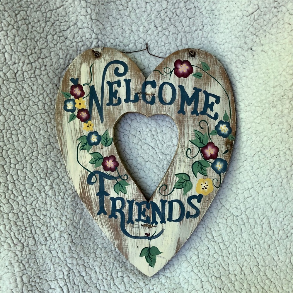 ⭐️4/$20⭐️ Welcome Friends Wooden Heart Shaped Sign